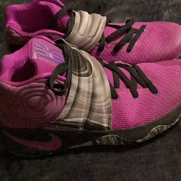 Men’s size 10 Nike Kyrie Basketball Shoes - Picture 5 of 16